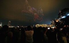 宏利香港全力支持 AllRightsReserved策劃及主辦的「維港海上大巡遊」 特別呈獻「維港海上⼤巡遊無人機匯演」