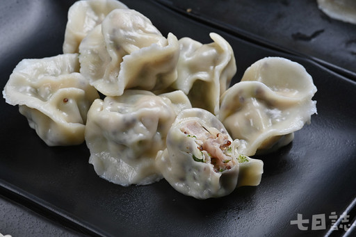 推薦2家好吃水餃!香菜皮蛋、剝皮辣椒、松露干貝豐儉由人