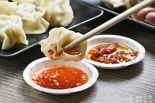 推薦2家好吃水餃!香菜皮蛋、剝皮辣椒、松露干貝豐儉由人