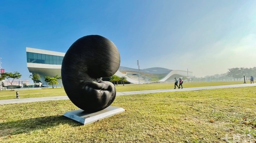 用鋼索串聯港都與世界的情感 康木祥「一線生命」雕塑展
