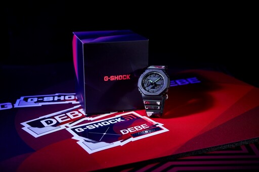卡西歐G-SHOCK ╳ DEBE限量聯名錶款上市！水泥黑質地錶面搭配美式塗鴉錶帶，酷派潮人必收