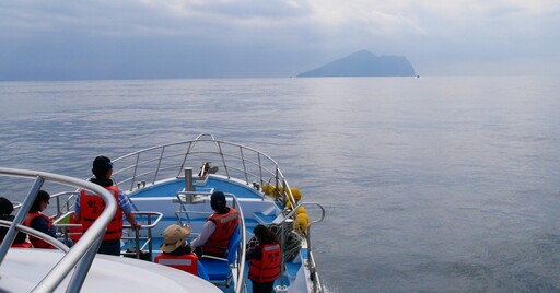 冒煙牛奶海藍得好夢幻！每年向沖繩游3.3公分的海上祕境龜山島，季節限定台灣野百合盛開中