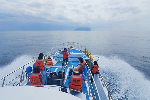 冒煙牛奶海藍得好夢幻！每年向沖繩游3.3公分的海上祕境龜山島，季節限定台灣野百合盛開中