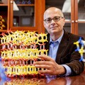 化學家亞基獲頒唐獎 新材料能捕碳又集水