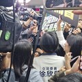 綠佔主席台擋修法 《選罷法》審查開不成