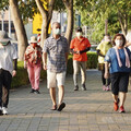 新冠恐破20萬就診 大眾運輸宜戴口罩