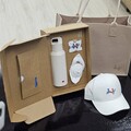 國慶小物有水壺、白帽 主持人邀議員主播