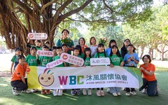 郭曉玲與張育成出席沐風學童課輔班 陪孩子打棒球享閱讀趣