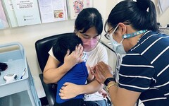 接種新冠XBB疫苗可提供良好保護力，呼籲家長儘速攜帶幼童至合約醫療院所接種