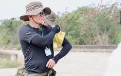 縣長翁章梁視察綠鬣蜥防治野外實作 授予學員獵人臂章