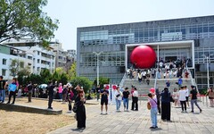 巨大紅球現身成大未來館 「紅球平行展」即日起展到4月10日