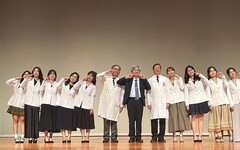 傳承、責任～中國醫藥大學醫學系舉辦M 63屆授袍典禮，開啟實際接觸病人的一道大門