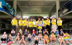 永慶加盟四品牌屏東經管會守護孩童和志工 捐390件導護背心