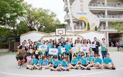 龍山國小籃球場鋪面整建工程完工啟用 邱臣遠副市長視察：為學童創建舒適安全的運動環境