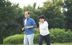 南山人壽推銀髮保單 提供高齡醫療、人工關節保障 提升健康行動力