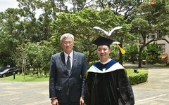 文化大學首位主持自己畢業典禮的博士生童柏壽 攜手學弟妹寫下精彩篇章