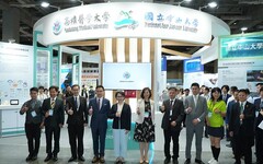 蕭美琴副總統出席2024台灣國際醫療暨健康照護展，高雄醫學大學專館備受矚目