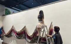 亞大時尚系同學，參與「生命雲彩」韓國天然染色創作展