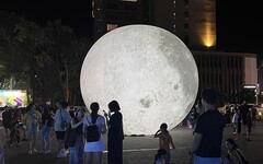 「璀燦星際」巨大月球太夢幻 鐵花新聚落百萬人次賞燈 鐵花燈之祭加碼延展至10/13