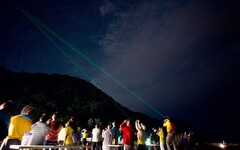 屏東史上最狂街頭天文 1500人佳樂水冒雨追紫金山彗星