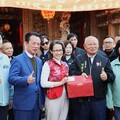 初二蕭美琴副總統赴嘉義寺廟參拜祈福，民眾搶拿新春福袋