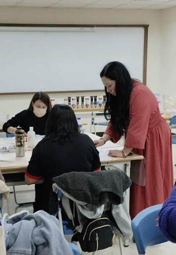 崑大公廣系畢製協助業主推廣藝術課程 「肌理刮刀畫」揮灑多元創意