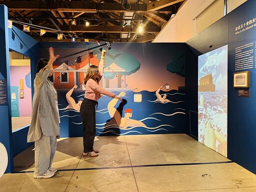 《淡水稅關五十會特展》展出中 提燈游泳「金促咪」 一根指頭玩撞球