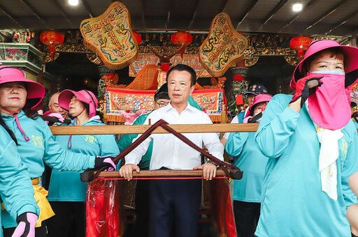 嘉義縣長翁章梁和立委蔡易餘恭迎布袋魍港太聖宮媽祖出巡