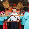 嘉義縣長翁章梁和立委蔡易餘恭迎布袋魍港太聖宮媽祖出巡