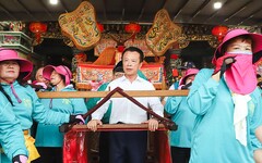 嘉義縣長翁章梁和立委蔡易餘恭迎布袋魍港太聖宮媽祖出巡