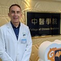 有夢最美、踏實圓夢～中國醫藥大學德國籍馬培德助理教授編著出版《中醫古典經絡The Ancient Channels in Chinese Medicine》，提升台灣中醫教育國際上之能見度！