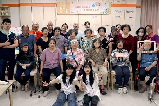 崑大視傳系帶領長輩「手腦並用呷百二」 藝術拼貼促進青銀同樂