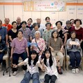 崑大視傳系帶領長輩「手腦並用呷百二」 藝術拼貼促進青銀同樂