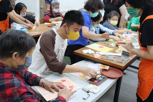 母親節「卡」有心 伊甸國光日照學員伴據點長輩過節