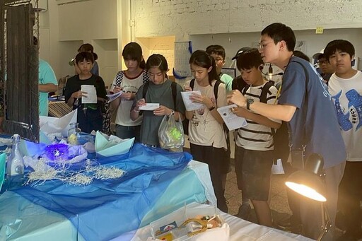 南大國文系畢業製作文學展 與學童共踏「喃喃行過」生命之旅