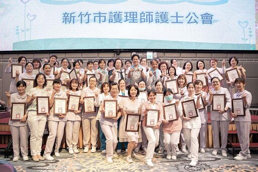 歡慶512國際護師節! 邱臣遠代理市長表揚205位優異護理人員 感謝白衣天使守護市民健康