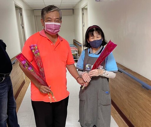 「愛在五月綻放」 救國團高雄市團委會贈花傳愛暖人心