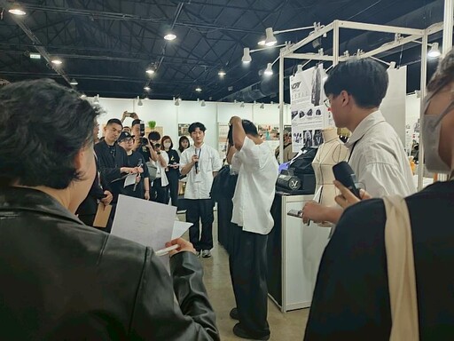 亞大商設系畢業成果展,在高雄駁二特區展出