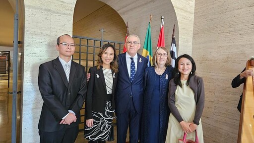 巴拉圭於聖保羅憲政革命紀念碑舉行建國214週年紀念活動,氣氛莊嚴溫馨。