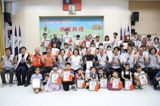 大小藝術家揮灑創意描繪城市美景 黃敏惠市長為 「憶起繪我嘉」繪畫比賽頒獎