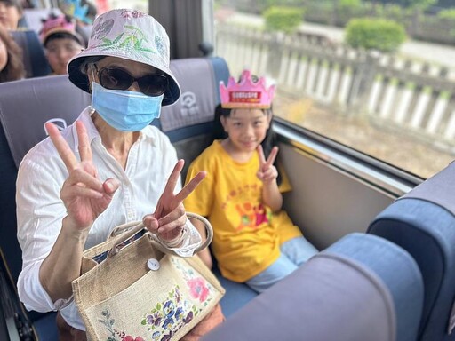 嘉義竹崎衛生所推無菸環境,老幼共乘小火車撿菸蒂