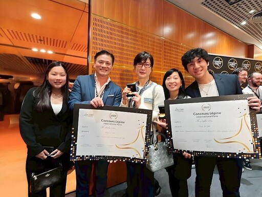 台灣之光!中山醫大物治系校友葉晉毓巴黎發明展奪雙金