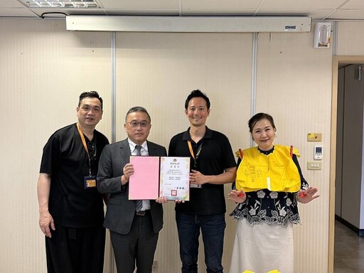台灣虎航捐贈景文科大旅遊系50件救生衣 攜手培育航空旅遊安全人才