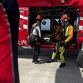 北絲鬮溪外籍人士溪降意外 台東消防救難人員今日順利吊掛傷者送醫