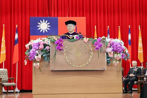 長庚大學畢業典禮千人拋帽 互道祝福