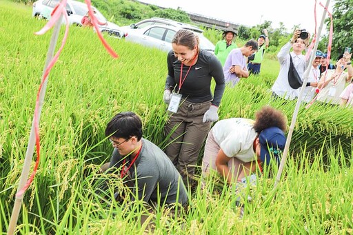 美國舊金山大學參訪團踏入嘉義田間,翁章梁熱情迎接