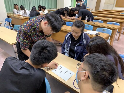 臺南文學獎校園推廣講座 學生腦力激盪創作新詩 鼓勵青少年學生創作投稿,用青春寫詩
