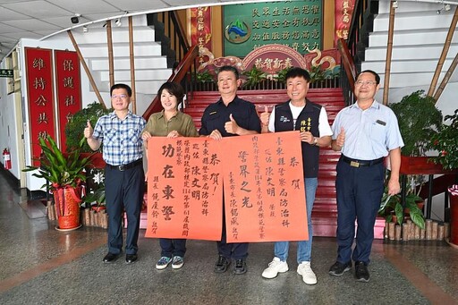 臺東縣警察局防治科巡佐陳文明、臺東分局警務佐吳關志榮獲第61屆全國模範警察 饒慶鈴頒紅榜恭賀