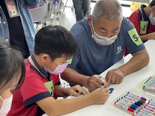 嘉縣長照向下扎根計畫邁入第4年,大崙國小學童走入日照中心與長輩共學