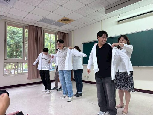 亞大保健系舉辦營養師授袍典禮